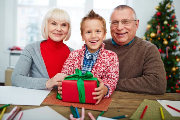 Jongen met grootouders op Christmas tijd — Stockfoto