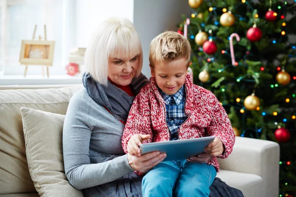 Nonna e nipote di networking vicino all'albero di Natale — Foto Stock