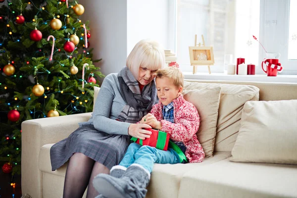 Mujer madura y nieto con regalo — Foto de Stock