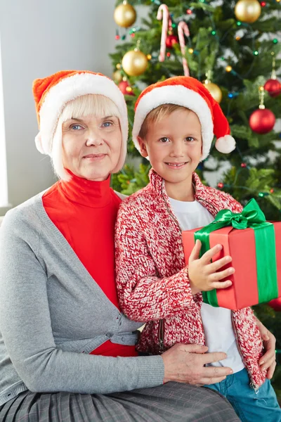 Reife Frau und Enkel mit Geschenkbox — Stockfoto