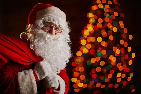 Santa Claus met grote rode zak — Stockfoto