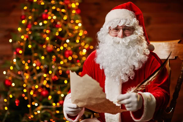 Santa Claus con la escritura de la carta de Navidad — Foto de Stock