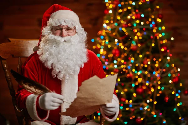 Papai Noel com escrever carta de Natal — Fotografia de Stock