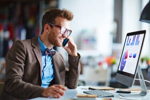 Om de afaceri vorbind la telefon în timp ce se uita la calculator — Fotografie, imagine de stoc