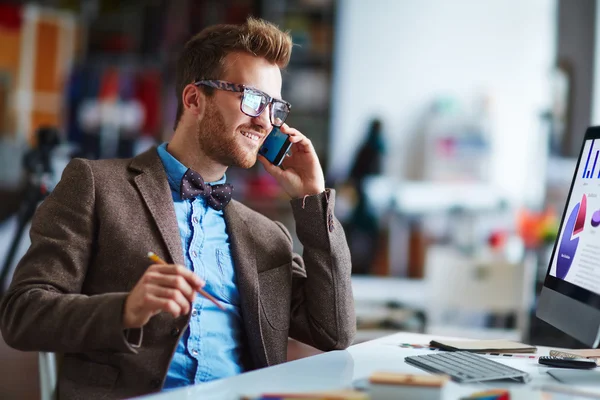 Beszél a telefonon, számítógép előtt üzletember — Stock Fotó