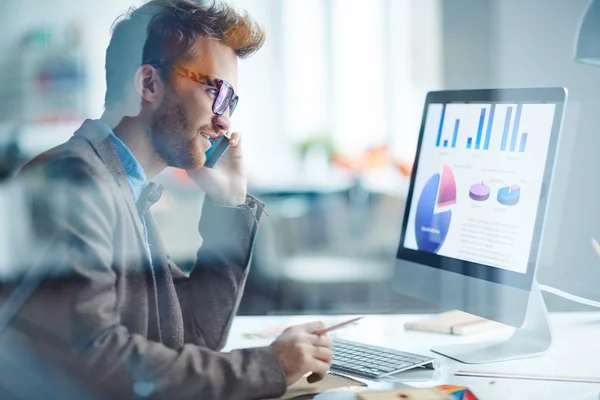 Empresario frente a la pantalla del ordenador — Foto de Stock