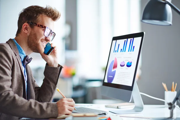 Empresário falando ao telefone — Fotografia de Stock