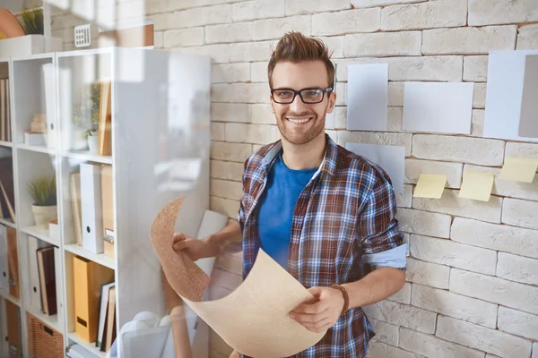 Lachende zakenman met papierwerk — Stockfoto