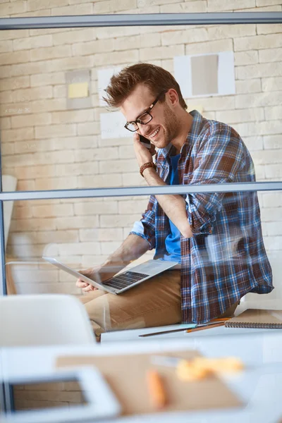 Ontwerper praten met zijn klant — Stockfoto