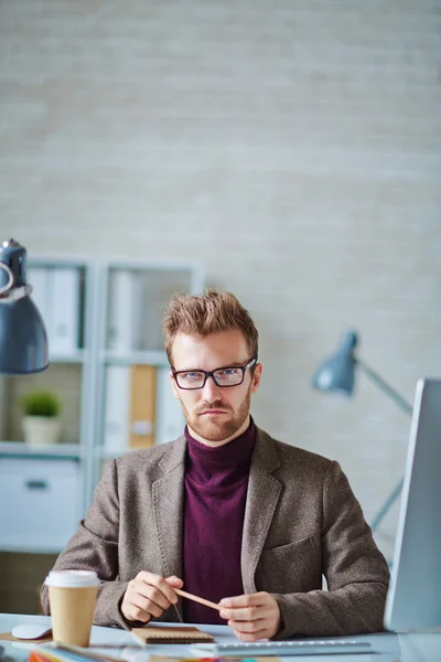 Uomo d'affari serio in carica — Foto Stock