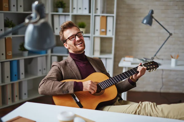 Biznesmen gry na gitarze w biurze — Zdjęcie stockowe