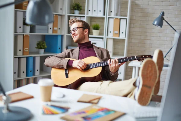 Biznesmen gry na gitarze w biurze — Zdjęcie stockowe