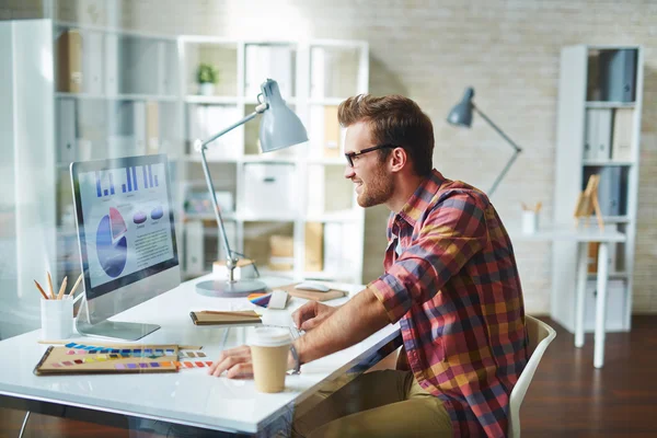 Man looking at electronic document — Stock Photo, Image