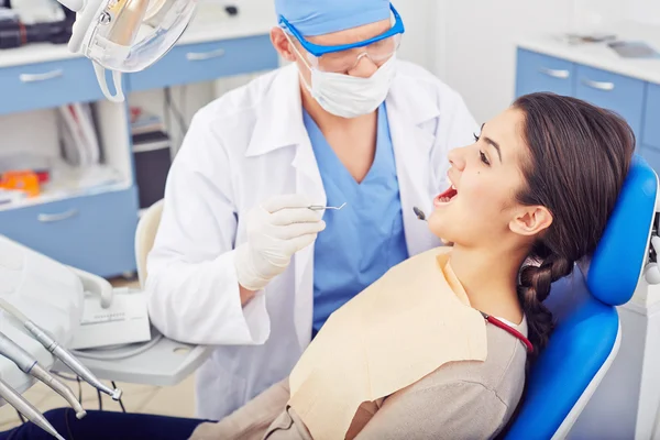 Jeune femme dentiste visiteuse — Photo