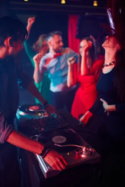 Moderner DJ, der den Sound anpasst — Stockfoto