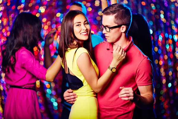 Brunette dancing with boyfriend in nightclub — Stock Photo, Image