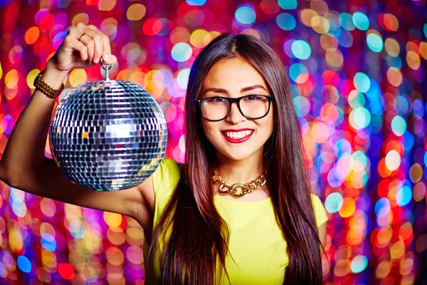 Meisje houden disco bal — Stockfoto