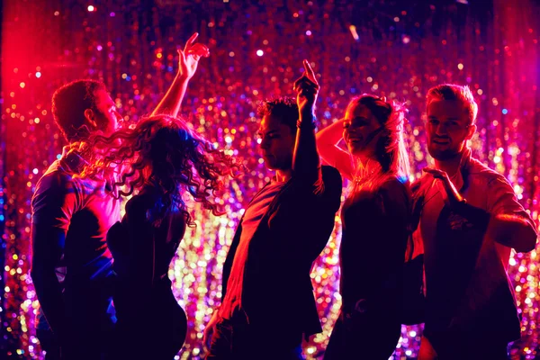 Jóvenes bailando en el club nocturno — Foto de Stock