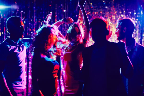 Fiatalok táncolnak az éjszakai klubban — Stock Fotó