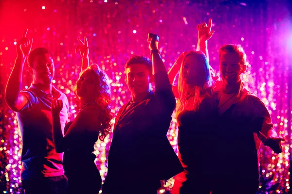 Mladí lidé tančí v nočním klubu — Stock fotografie