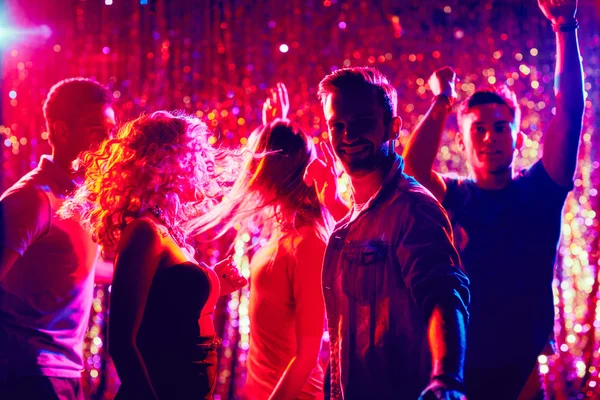 Jóvenes bailando en el club nocturno — Foto de Stock