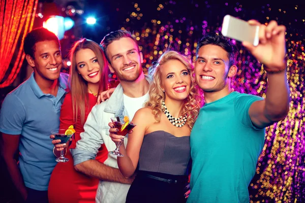 Freunde machen Selfie auf Party — Stockfoto