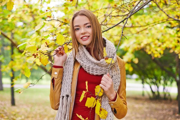 Lycklig flicka i höstparken — Stockfoto