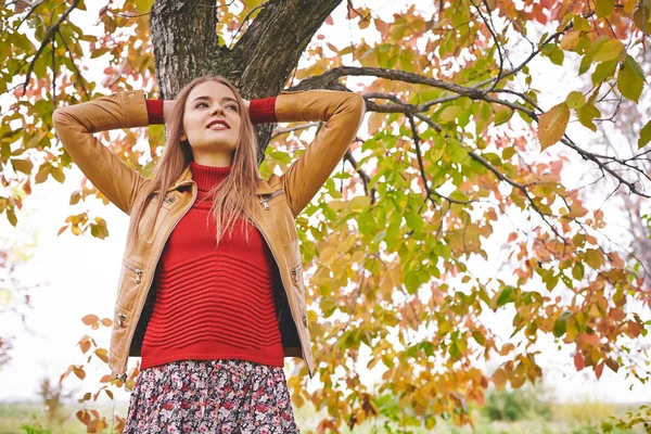 Restful girl in autumn park — Stock Photo, Image