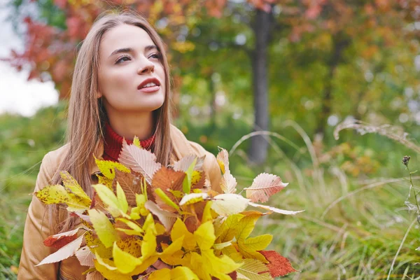 Mädchen mit gelben Blättern im Park — Stockfoto