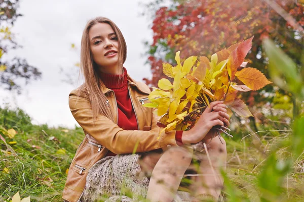 树叶在秋天的公园里的女孩 — 图库照片