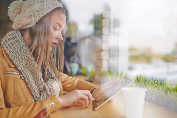 Vrouw met behulp van touchpad in café — Stockfoto