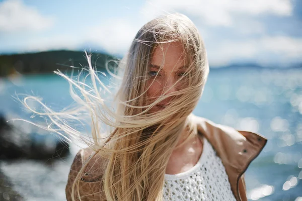 Blond tjej vid havet — Stockfoto