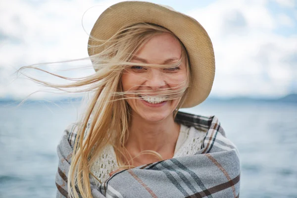 Ragazza bionda in cappello — Foto Stock