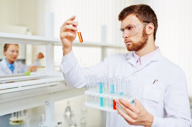 kimyager laboratuvar sıvı ile çalışma