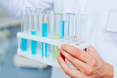 Şişeler kimyager elinde maddeler ile