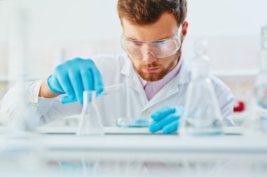 kimyager laboratuvar sıvı karıştırma