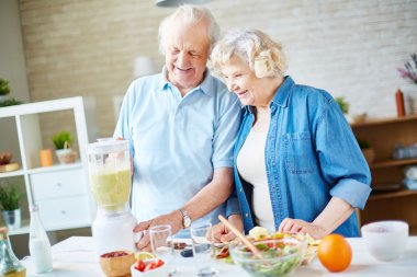 Üst düzey karı koca meyve smoothie hazırlık