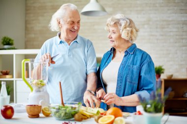 Üst düzey karı koca meyve smoothie hazırlık