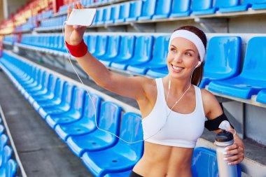 kadın selfie Stadyumu'nda yapma cep telefonu ile