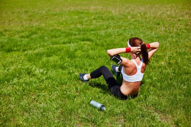 kadının situps park yapması