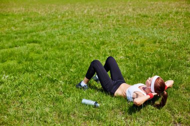 kadının situps park yapması
