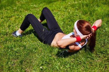 kadının situps park yapması