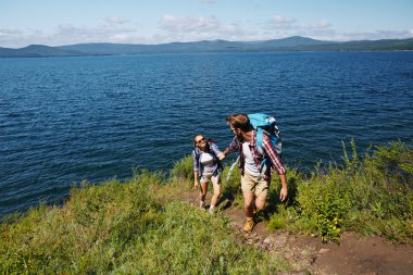 Genç turist Dağı tırmanışı