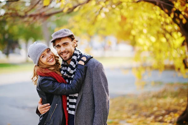 Romantisch paar in herfst park — Stockfoto