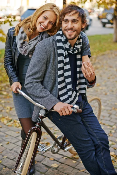 Couple avec vélo profitant jour d'automne — Photo