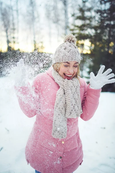 Kız kış aşınmaya eğleniyor — Stok fotoğraf