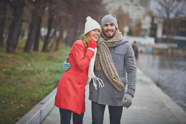 Pareja caminando en entorno urbano —  Fotos de Stock