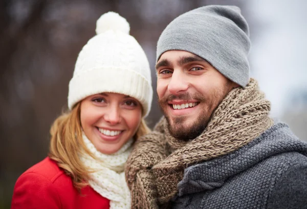 Ragazzo e ragazza in vestiti caldi — Foto Stock