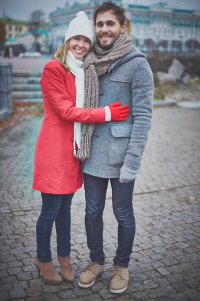 Liebevoller Kerl und Mädchen — Stockfoto