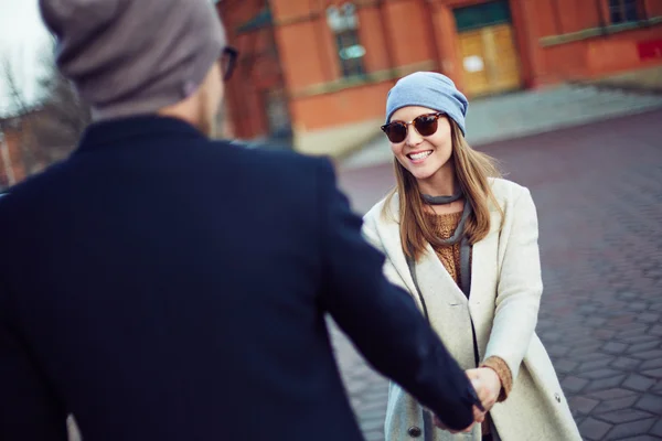 Mädchen mit Sonnenbrille schaut ihren Freund an — Stockfoto